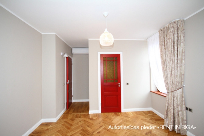 Sava privātmāja pašā pilsētas centrā. Tiek pārdota mājīga un pārdomāta māja ar nelielu Rīga - foto 7
