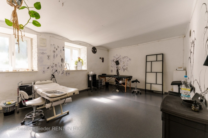 Gaišas telpas pie Miera ielas ar skaistu dārzu pagalmā.  Ir divas atsevišķas telpas 33 kvm un Rīga - foto 1
