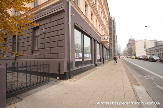 Iznomā komerctelpas Rīgas centrā. Telpas atrodas pilnībā renovētā ēkā ar ļoti teicīgu Rīga - foto 2