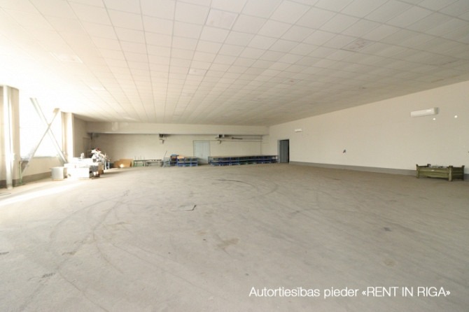 Plaša telpas ražošanai vai noliktavai.  + Sakopta, iežogota, asfaltēta un apsragāta Rīga - foto 9