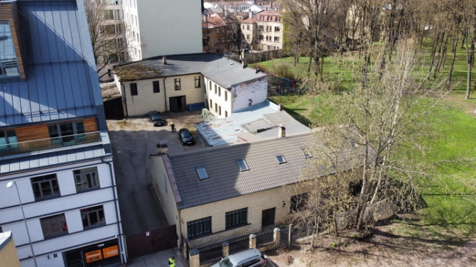 Divas kvalitatīvas ēkas ar zemi.  Īpašuma sastāvs: 1) Zemes gabals : 1274 m2; 2) Fasādes Rīga - foto 1