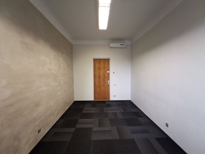 Biroja telpa vēsturiskajā Rīgas Kinostudijas ēkā.  Regulāras formas telpa ēkas 2. stāvā. Rīga - foto 3