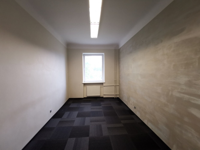 Biroja telpa vēsturiskajā Rīgas Kinostudijas ēkā.  Regulāras formas telpa ēkas 2. stāvā. Rīga - foto 1