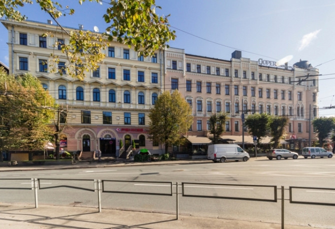 Iegādei pieejams plašs dzīvoklis pilsētas Centrā!   Gaišs un pēc kapitālā remonta Rīga - foto 1
