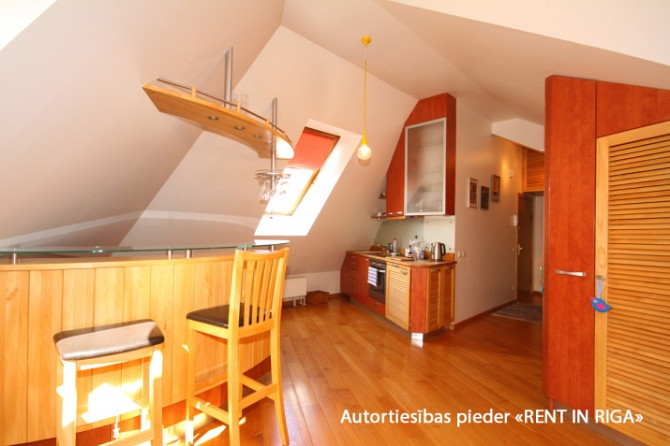 Saules apspīdēts mansarda dzīvoklis pašā Rīgas sirdī  + Renovēta māja; + dzīvoklis ar Rīga - foto 7