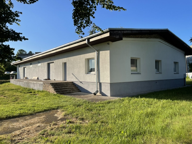 Pārdod komercobjektu ar piegulošo zemes gabalu!   Izdevīga investīcija ar iespēju būvēt Rīga - foto 1