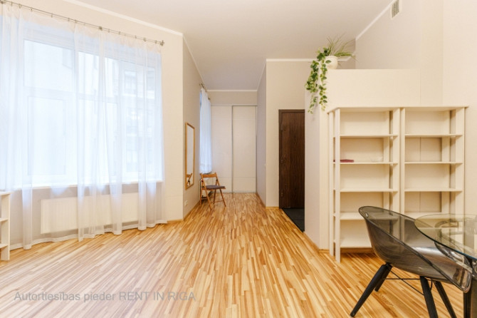 Tiek izīrēts 2-istabu dzīvoklis renovētā Jūgendstila ēkā klusajā centrā. Dzīvoklis tikko Rīga - foto 7