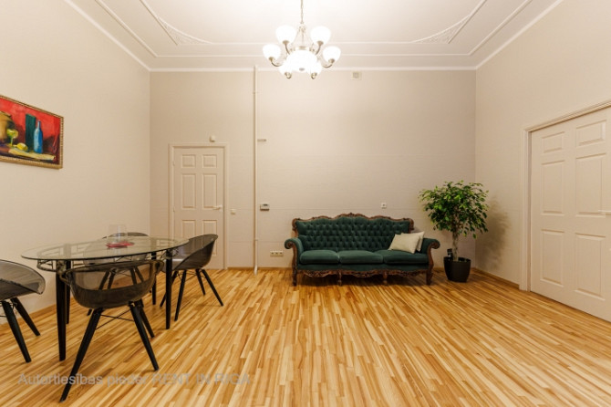Tiek izīrēts 2-istabu dzīvoklis renovētā Jūgendstila ēkā klusajā centrā. Dzīvoklis tikko Rīga - foto 4