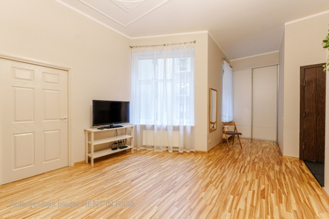 Tiek izīrēts 2-istabu dzīvoklis renovētā Jūgendstila ēkā klusajā centrā. Dzīvoklis tikko Rīga - foto 6