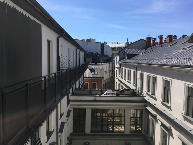 Rīgas centra Berga Bazāra rajonā pārdod 3-istabu dzīvokli ar ekskluzīvu remontu, kurā Rīga - foto 1