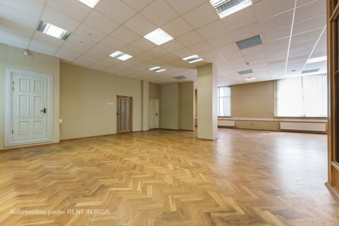 Birojs stratēģiski izdevīgā vietā.  + 3 izolētas biroju telpas; + 1 open space telpa birojam Rīga - foto 4