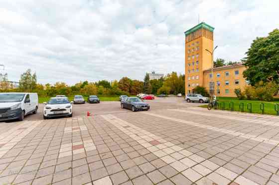 Iznomā biroja telpas vēsturiskajā Rīgas Kinostudijas ēkā. Platība sastāv no vienas telpas. Koplietoš Rīga