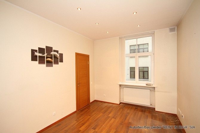 Biroja centrā. + 2. stāvs. + Platība sastāv no priekštelpas, 4 kabinetiem, palīgtelpām un Rīga - foto 8