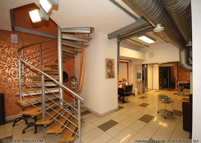 Tirdzniecības telpas divos līmeņos.  + Pirmais stāvs 97 m2, pagrabstāvs 92 m2; + sanmezgls un Rīga - foto 8