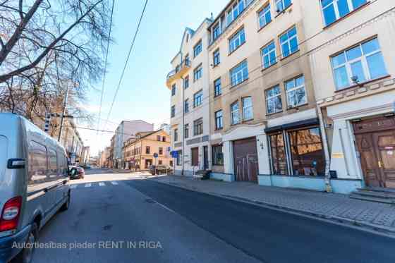 Мы продаем 1 этаж отреставрированного довоенного здания. Пересечение улиц Rīga