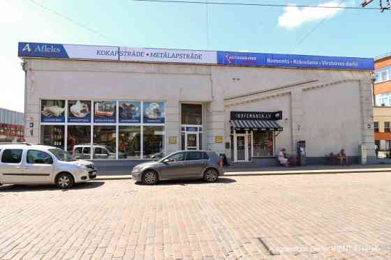 Торгово-складское здание в центре города  Площадь земельного участка: 1 420 м (в Рига