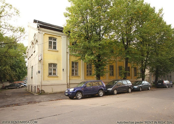 Atsevišķi stāvoša 3 stāvu ēku Centrā. Pēc renovācijas pieejama 6-8 mēnešu laikā.   + Rīga - foto 2
