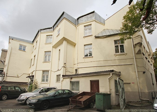 Atsevišķi stāvoša 3 stāvu ēku Centrā. Pēc renovācijas pieejama 6-8 mēnešu laikā.   + Rīga - foto 1