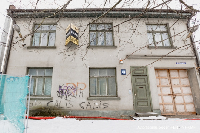 Tiek pārdota divstāvu ēka Teikā.   + Kopējā mājas platība 175 m2. + Zemes platība ~ 677 Rīga - foto 2