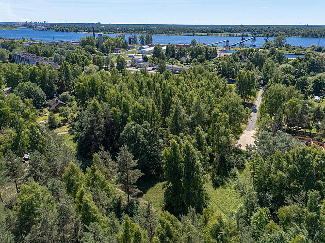Pārdod zemes gabalu Mangaļsalā ļoti labā lokācija vietā ar daudzpusīgām tā izmantošanas Rīga - foto 1
