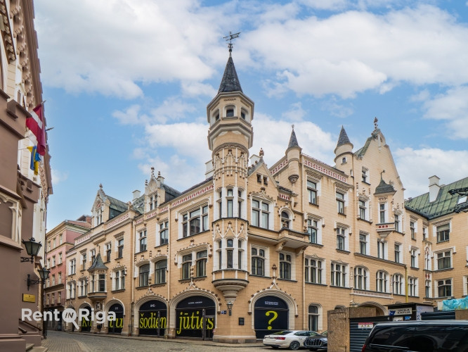 Viena no visskaistākajām ēkām Baltijā.  Ēka ietilpst Ģilžu kompleksā.  Lielās ģildes Rīga - foto 1