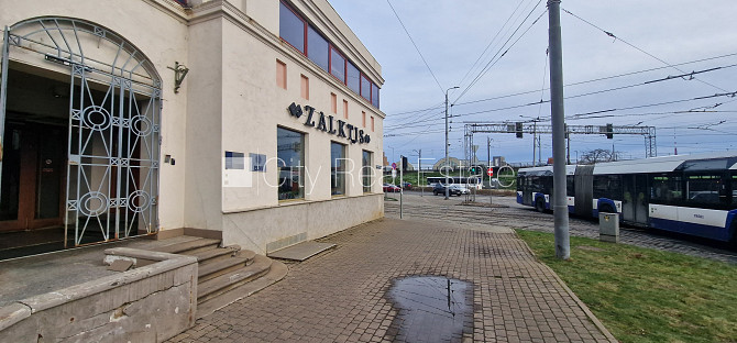 Zeme īpašumā, fasādes māja, pagrabstāvā pieejama noliktava, ieeja no ielas un pagalma, ir Rīga - foto 4