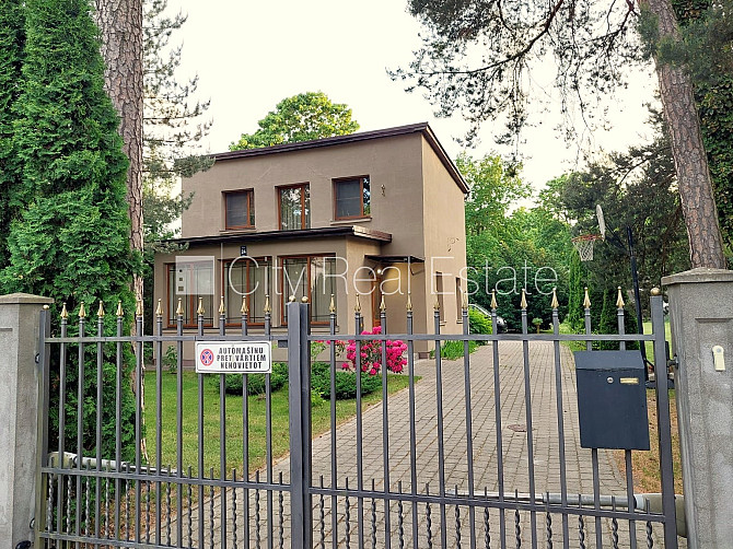 Privātmāja, labiekārtots apzaļumots pagalms, iežogota teritorija ar metāla sētu, vieta Jūrmala - foto 1