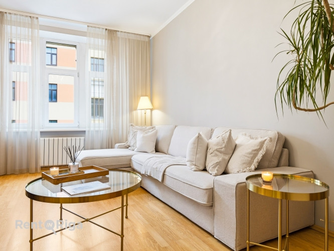 Gaumīgs un plašs 3-istabu dzīvoklis Rīgas centrā  Izīrē elegantu un plašu 3-istabu Rīga - foto 1