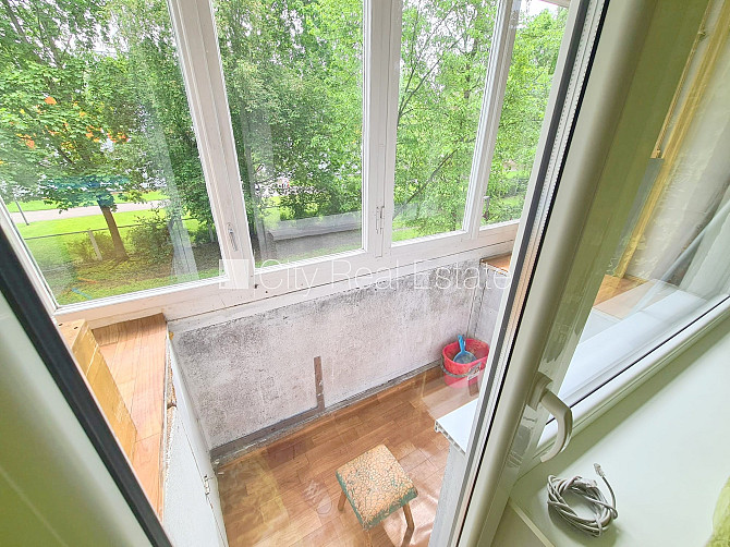Fasādes māja, labiekārtots apzaļumots pagalms, vieta automašīnai, iestiklota lodžija, logi Rīga - foto 9