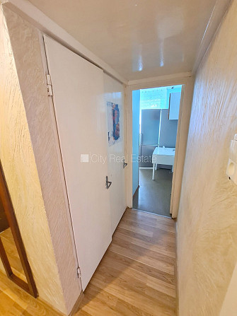 Fasādes māja, labiekārtots apzaļumots pagalms, vieta automašīnai, iestiklota lodžija, logi Rīga - foto 11