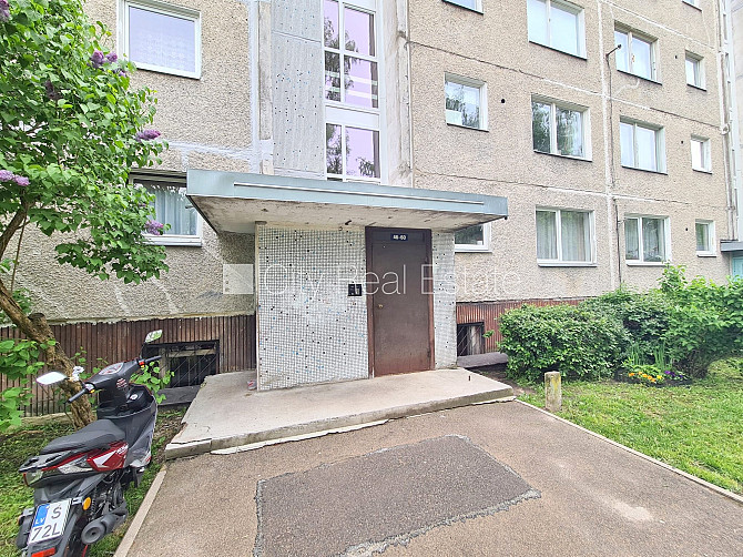 Fasādes māja, labiekārtots apzaļumots pagalms, vieta automašīnai, iestiklota lodžija, logi Rīga - foto 20