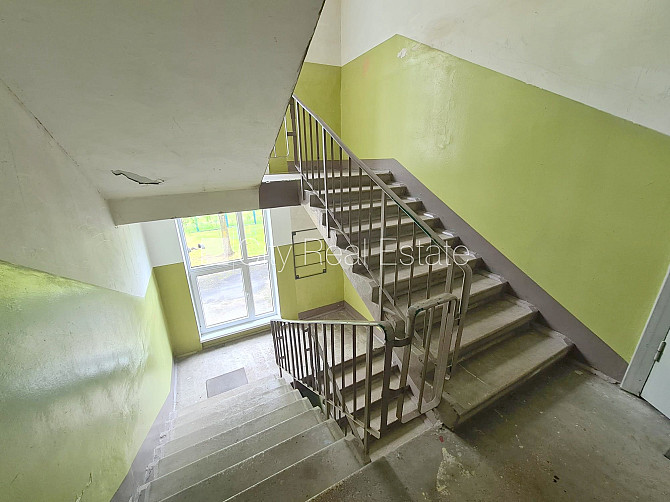 Fasādes māja, labiekārtots apzaļumots pagalms, vieta automašīnai, iestiklota lodžija, logi Rīga - foto 19