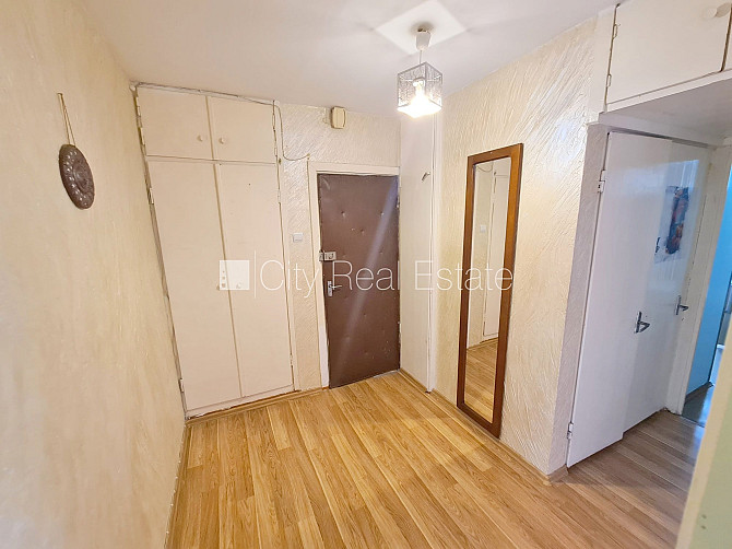 Fasādes māja, labiekārtots apzaļumots pagalms, vieta automašīnai, iestiklota lodžija, logi Rīga - foto 18