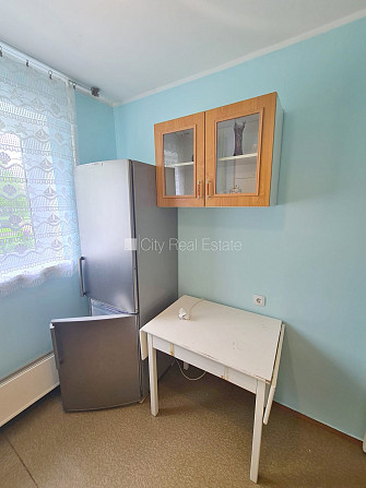 Fasādes māja, labiekārtots apzaļumots pagalms, vieta automašīnai, iestiklota lodžija, logi Rīga - foto 13