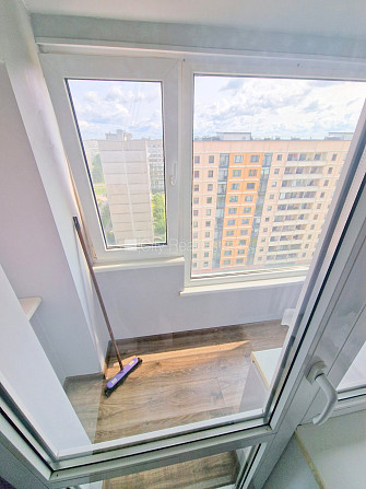 Ir lifts, iestiklota lodžija, logi vērsti uz pagalma pusi, plašs skats no loga, viena istaba Rīga - foto 13