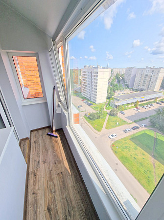 Ir lifts, iestiklota lodžija, logi vērsti uz pagalma pusi, plašs skats no loga, viena istaba Rīga - foto 14