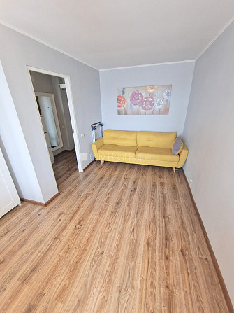 Ir lifts, iestiklota lodžija, logi vērsti uz pagalma pusi, plašs skats no loga, viena istaba Rīga - foto 11