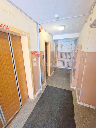 Ir lifts, iestiklota lodžija, logi vērsti uz pagalma pusi, plašs skats no loga, viena istaba Rīga - foto 20