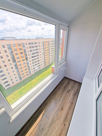 Ir lifts, iestiklota lodžija, logi vērsti uz pagalma pusi, plašs skats no loga, viena istaba Rīga - foto 15