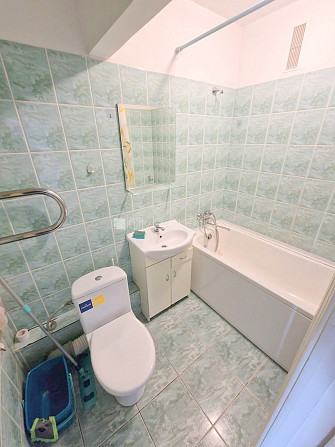 Ir lifts, iestiklota lodžija, logi vērsti uz pagalma pusi, plašs skats no loga, viena istaba Rīga - foto 17