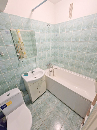 Ir lifts, iestiklota lodžija, logi vērsti uz pagalma pusi, plašs skats no loga, viena istaba Rīga - foto 18