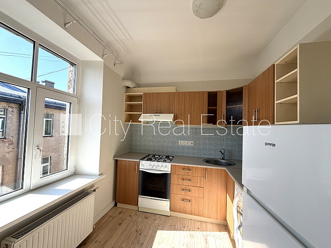 Pagalma ēka, slēgts pagalms, iežogota teritorija ar koka sētu, logi vērsti uz pagalma pusi, Rīga - foto 1
