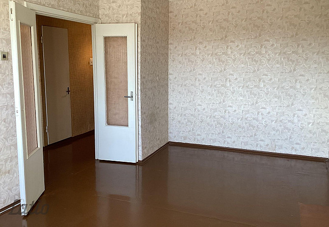 Pārdod 2 istabu dzīvokli Dārzciemā, 5. stāvā, logi vērsti gan uz saulaino dienvidu pusi, gan Rīga - foto 2