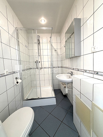 Pagalma ēka, slēgts pagalms, iežogota teritorija ar koka sētu, logi vērsti uz pagalma pusi, Rīga - foto 8