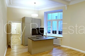 Restaurēta māja, iežogota teritorija, slēgta teritorija, apsargāta teritorija, objektu Rīga - foto 1