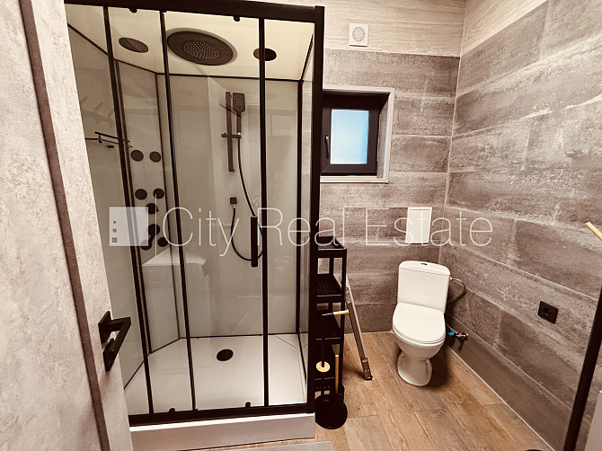 Privātmāja, labiekārtots apzaļumots pagalms, iežogota teritorija ar metāla sētu, bezmaksas Rīga - foto 10