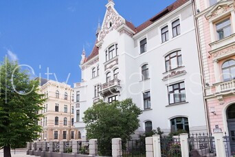 Fasādes māja, restaurēta māja, slēgts pagalms, iežogota teritorija, objektu apsargā fiziskā Rīga - foto 11