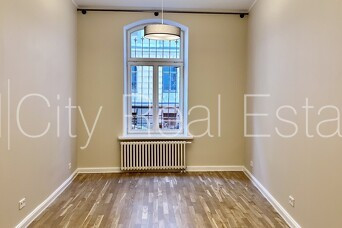 Fasādes māja, restaurēta māja, slēgts pagalms, iežogota teritorija, objektu apsargā fiziskā Rīga - foto 3
