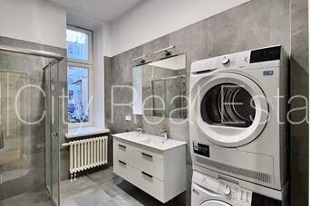Fasādes māja, restaurēta māja, slēgts pagalms, iežogota teritorija, objektu apsargā fiziskā Rīga - foto 9