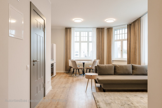 Mēbelēts Studio dzīvoklis Rīgas Centrā  Dzīvoklis ietver dzīvojamo istabu, kas apvienota ar Rīga - foto 6